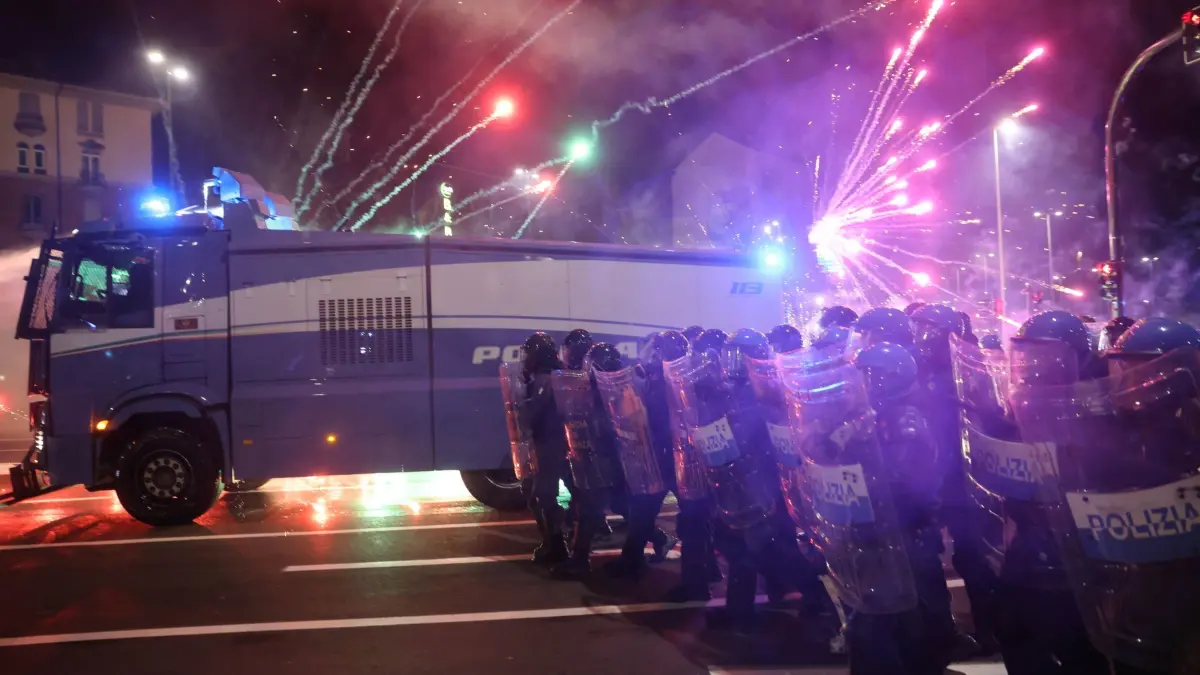Proteste in Turin: 24.10.2026, Italien, Turin: Die Polizei bereitet sich auf Zusammenstöße mit Demonstranten vor. In mehreren italienischen Städten demonstrieren Tausende Menschen. Die Proteste umfassen ein breites Spektrum an Themen, darunter hohe Lebenshaltungskosten, hohe Benzinpreise sowie Aufrüstung. Foto: Mauro Ujetto/LaPresse/AP/dpa +++ dpa-Bildfunk +++