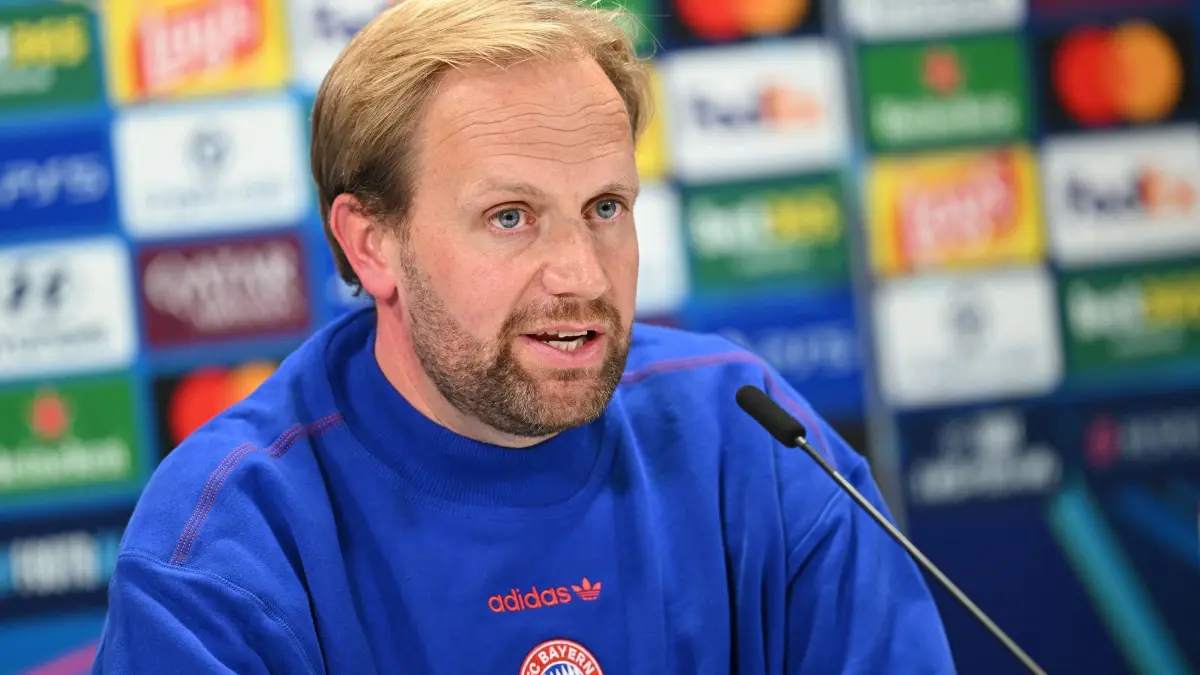 Aaron Danks : Fußball: Champions League, Vor dem Vorrundenspiel FC Bayern München - FC Arsenal. FC Bayern Ersatztrainer Aaron Danks spricht bei einer Pressekonferenz. (zu dpa: «Kompany «stabil»: Was der Ausfall für die Bayern bedeutet»)