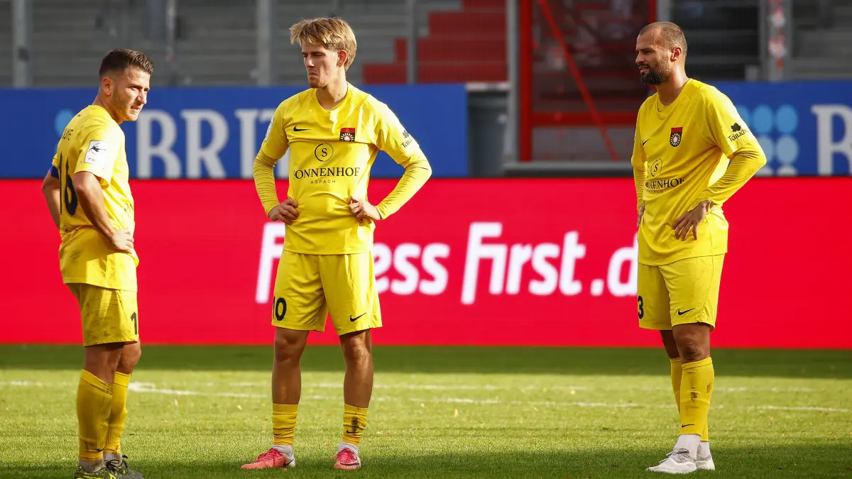 24.10.2026, xavx, Fussball 3.Liga, SV Wehen Wiesbaden - SG Sonnenhof Großaspach v.l. Marius Kunde SG Sonnenhof Großaspach, Lukas Stoppel SG Sonnenhof Großaspach, Fabian Eisele SG Sonnenhof Großaspach enttaeuscht, enttaeuscht schauend, dissapointed Wiesbaden *** October 24, 2026, xavx, Soccer 3rd Division, SV Wehen Wiesbaden vs. SG Sonnenhof Großaspach: Marius Kunde SG Sonnenhof Großaspach, Lukas Stoppel SG Sonnenhof Großaspach, Fabian Eisele SG Sonnenhof Großaspach look disappointed, appear disappointed, disappointed in Wiesbaden