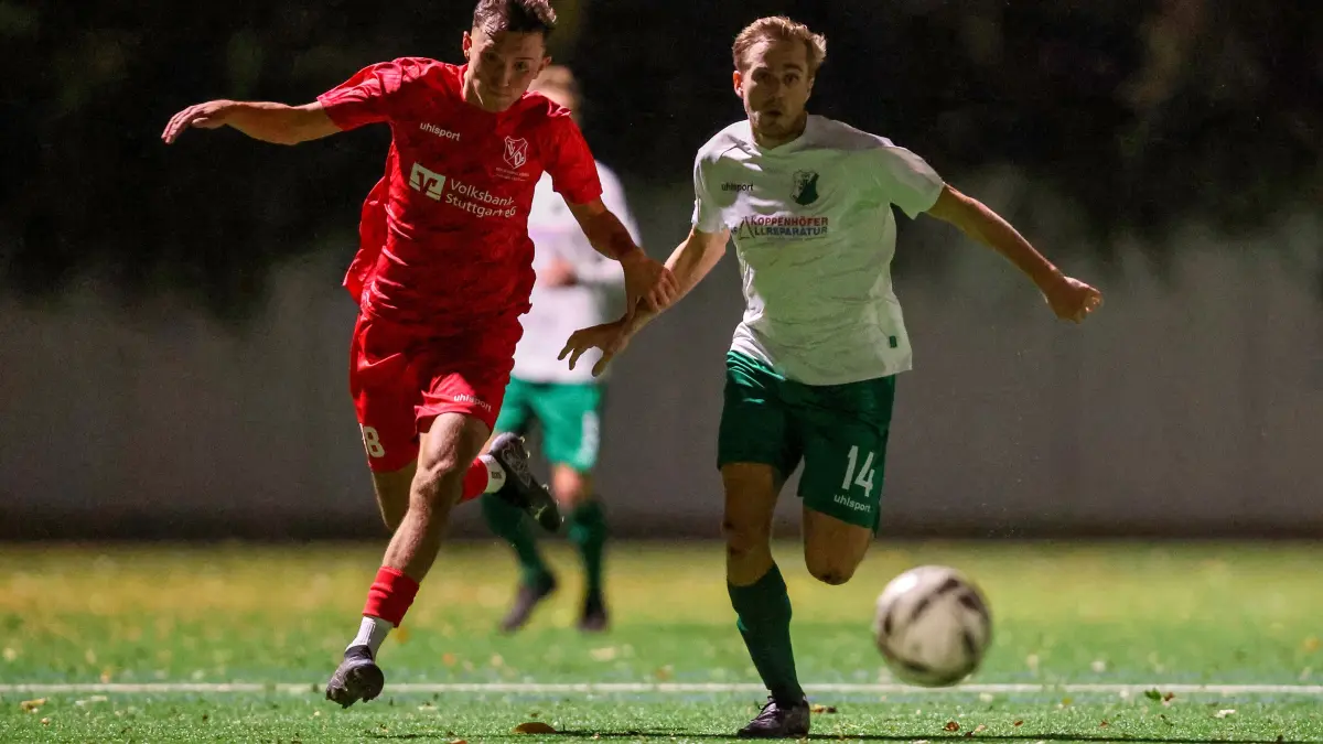 Oeffingens Kevin Ljan (links, daneben Luis Feyhl) trifft zweimal im Auswärtsspiel in Heimderdingen.