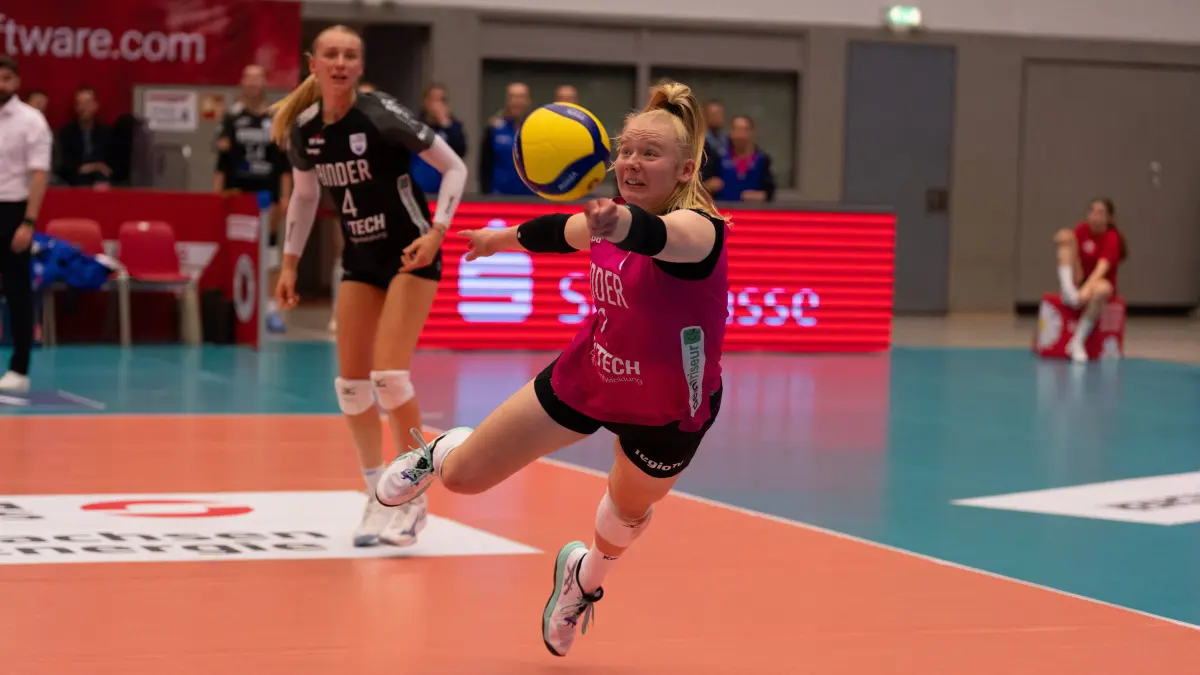 Dresdner SC - Binder Blaubären TSV Flacht, DEKRA 1. Bundesliga Frauen, Volleyball: Im Bild: Lara-Marie Schaefer 2, Binder Blaubären TSV Flacht rettet den Ball vor dem aus 24.10.2026, Dresdner SC - Binder Blaubären TSV Flacht, DEKRA 1. Bundesliga Frauen, Volleyball, Deutschland, Dresden, Cyberport Arena *** Pictured: Lara Marie Schaefer 2, Binder Blaubären TSV Flacht, saves the ball on October 24, 2026, Dresdner SC Binder Blaubären TSV Flacht, DEKRA 1 Bundesliga Women, Volleyball, Germany, Dresden, Cyberport Arena Copyright: HMBxMedia/xEtiennexSchlick