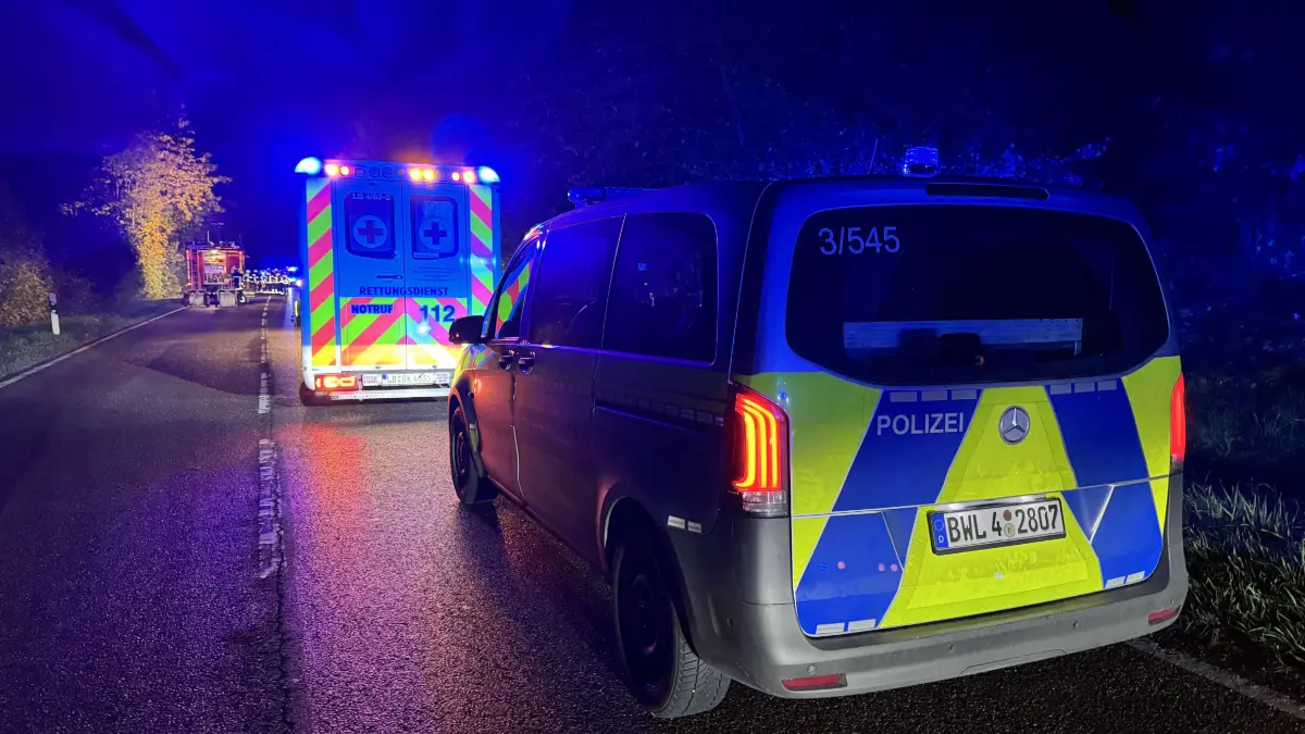Am Freitag (23.10.2026) ereignete sich gegen 22:30 Uhr auf der Landesstrasse 1100 (L1100) zwischen Ludwigsburg-Neckarweihingen und Marbach am Neckar auf Hoehe des Kraftwerks Marbach ein schwerer Verkehrsunfall. Nach bisherigen Erkenntnissen fuhr der 18-jaehrige Fahrer eines Opel Astra von Ludwigsburg in Richtung Marbach am Neckar. Aus bislang ungeklaerter Ursache geriet der 18-Jaehrige auf die Gegenfahrbahn und kollidierte dort frontal mit einem entgegenkommenden VW Caddy, der mit zwei Insassen besetzt war. Feuerwehr und Rettungsdienst waren mit starken Kraeften vor Ort. Der 18-Jaehrige wurde schwer verletzt. Der 71-jaehrige Fahrer des VW Caddy und dessen 68-jaehrige Beifahrerin wurden leicht verletzt. Die Insassen der beiden Kraftfahrzeuge wurden durch den Rettungsdienst in umliegende Krankenhaeuser transportiert. Beide Pkw waren nicht mehr fahrbereit und mussten abgeschleppt werden. Der Sachschaden belaeuft sich auf 38.000 Euro. Zur Reinigung der Unfallstelle, bei der auch Betriebsstoffe ausgelaufen waren, befand sich die zustaendige Strassenmeisterei mit einer Kehrmaschine im Einsatz. Im Zuge der Verkehrsunfallaufnahme kamen zwei Drohnen der Feuerwehr zum Einsatz. Das Polizeipraesidium Ludwigsburg hatte zeitweise bis zu sieben Streifen eingesetzt. Die Ermittlungen zur Klaerung des Unfallhergangs hat die Verkehrspolizeiinspektion Ludwigsburg uebernommen. Fuer die Dauer der Verkehrsunfallaufnahme war der Streckenabschnitt der L1100 zwischen Ludwigsburg-Neckarweihingen sowie Marbach am Neckar, Hoehe Eichgraben, in der Zeit von Freitag (23.10.2026) 22:45 Uhr bis Samstag (24.10.2026) 01:30 Uhr gesperrt. Zeugen, die Angaben zum Sachverhalt machen koennen, werden gebeten, sich mit der Verkehrspolizeiinspektion Ludwigsburg unter der Telefonnummer 0711 6869 0 oder per E-Mail an stuttgart-vaihingen.vpi@polizei.bwl.de in Verbindung zu setzen.