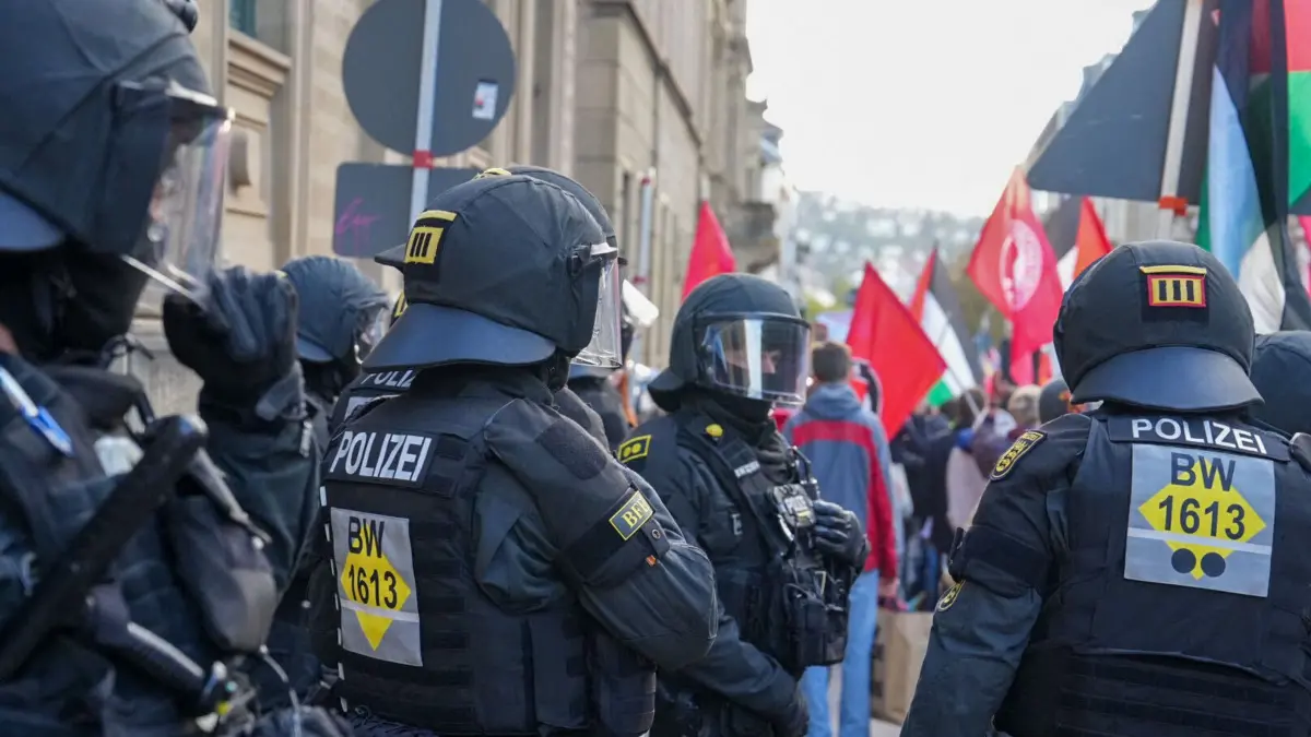 Demo „Free the Ulm 5“ für fünf Pro-Palästina-Aktivisten: 24.10.2026, Baden-Württemberg, Stuttgart: Zahlreiche Menschen demonstrieren in der Stuttgarter Innenstadt. Unter dem Motto «Free the Ulm 5» bekunden sie ihre Solidarität mit fünf Aktivisten, die sich wegen eines mutmaßlichen Angriffs auf ein israelisches Rüstungsunternehmen in Ulm vor Gericht verantworten müssen. Foto: Enrique Kaczor/dpa +++ dpa-Bildfunk +++