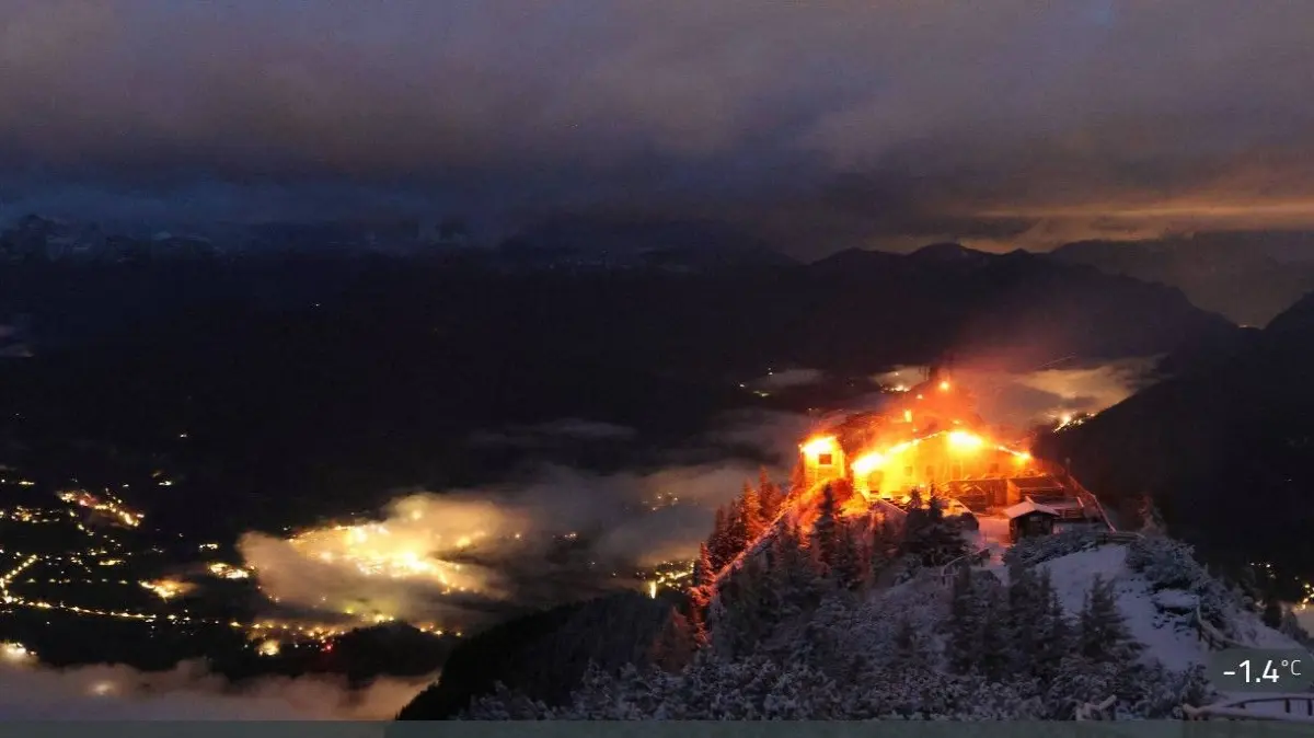 GERMANY-HISTORY-POLICE-FIRE-HITLER: Video grab taken from the webcam of the mountain guesthouse Kehlsteinhaus, known as the Eagle's Nest, formerly Adolf Hitler's mountain retreat, on early October 24, 2026, after a large fire had broken out at the site located at an altitude of 1,834 metres (6,000 feet) in the mountains over Berchtesgaden, in the southern German state of Bavaria. Emergency services arrived on site on late October 23, 2026 and found a large fire. German police said on October 24, 2026 they have detained a suspect following a fire at Adolf Hitler's mountain retreat, known as the Eagle's Nest. (Photo by AFP)