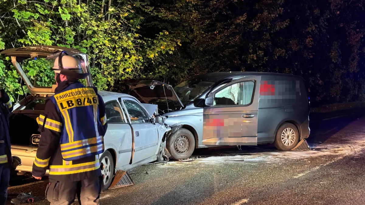 Am Freitag (23.10.2026) ereignete sich gegen 22:30 Uhr auf der Landesstrasse 1100 (L1100) zwischen Ludwigsburg-Neckarweihingen und Marbach am Neckar auf Hoehe des Kraftwerks Marbach ein schwerer Verkehrsunfall. Nach bisherigen Erkenntnissen fuhr der 18-jaehrige Fahrer eines Opel Astra von Ludwigsburg in Richtung Marbach am Neckar. Aus bislang ungeklaerter Ursache geriet der 18-Jaehrige auf die Gegenfahrbahn und kollidierte dort frontal mit einem entgegenkommenden VW Caddy, der mit zwei Insassen besetzt war. Feuerwehr und Rettungsdienst waren mit starken Kraeften vor Ort. Der 18-Jaehrige wurde schwer verletzt. Der 71-jaehrige Fahrer des VW Caddy und dessen 68-jaehrige Beifahrerin wurden leicht verletzt. Die Insassen der beiden Kraftfahrzeuge wurden durch den Rettungsdienst in umliegende Krankenhaeuser transportiert. Beide Pkw waren nicht mehr fahrbereit und mussten abgeschleppt werden. Der Sachschaden belaeuft sich auf 38.000 Euro. Zur Reinigung der Unfallstelle, bei der auch Betriebsstoffe ausgelaufen waren, befand sich die zustaendige Strassenmeisterei mit einer Kehrmaschine im Einsatz. Im Zuge der Verkehrsunfallaufnahme kamen zwei Drohnen der Feuerwehr zum Einsatz. Das Polizeipraesidium Ludwigsburg hatte zeitweise bis zu sieben Streifen eingesetzt. Die Ermittlungen zur Klaerung des Unfallhergangs hat die Verkehrspolizeiinspektion Ludwigsburg uebernommen. Fuer die Dauer der Verkehrsunfallaufnahme war der Streckenabschnitt der L1100 zwischen Ludwigsburg-Neckarweihingen sowie Marbach am Neckar, Hoehe Eichgraben, in der Zeit von Freitag (23.10.2026) 22:45 Uhr bis Samstag (24.10.2026) 01:30 Uhr gesperrt. Zeugen, die Angaben zum Sachverhalt machen koennen, werden gebeten, sich mit der Verkehrspolizeiinspektion Ludwigsburg unter der Telefonnummer 0711 6869 0 oder per E-Mail an stuttgart-vaihingen.vpi@polizei.bwl.de in Verbindung zu setzen.