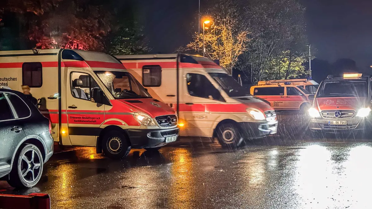 Am Freitagabend kam es zu einer Vermisstensuche im Bereich Schoenaich. Wie die Polizei berichtet, ging der Notruf bei der Polizei im Laufe des Abends ein. Ein aelterer, dementer Herr ist aus dem haeuslichen Umfeld vermisst. Umgehend wurde der Polizeihubschrauber in den Bereich Waldenbuch, Schoenaich und Steinenbronn geschickt. Leider ohne Erfolg. Am spaeten Abend wurden die Rettungshunde und einige DRK Ortsvereine nach Schoenaich alarmiert. Diese nahmen umgehend die weitere Suche auf. Dann die erfreuliche Meldung ca gegen 2:00 Uhr. Die Person konnte wohlbehalten aufgefunden werden. Sie kam mit dem Rettungsdienst in eine vorsorglich in ein Krankenhaus. Der Einsatz fuer die rund 70 Ehrenamtlichen Kraefte konnte dann beendet werden.<br /><br />