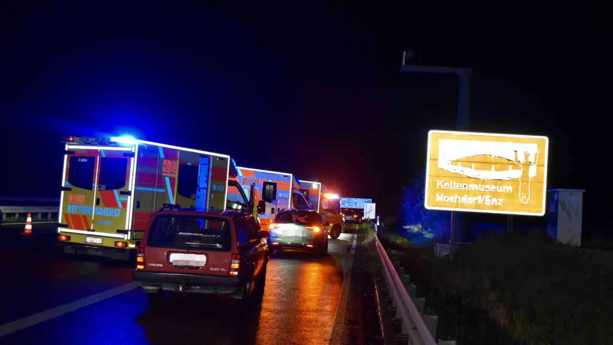 Wie die Polizei mitteilt, waren die Fahrzeuge mutmaßlich aufgrund einer abrupten Bremsung aufeinandergestoßen. Dabei wurden vier Personen verletzt.