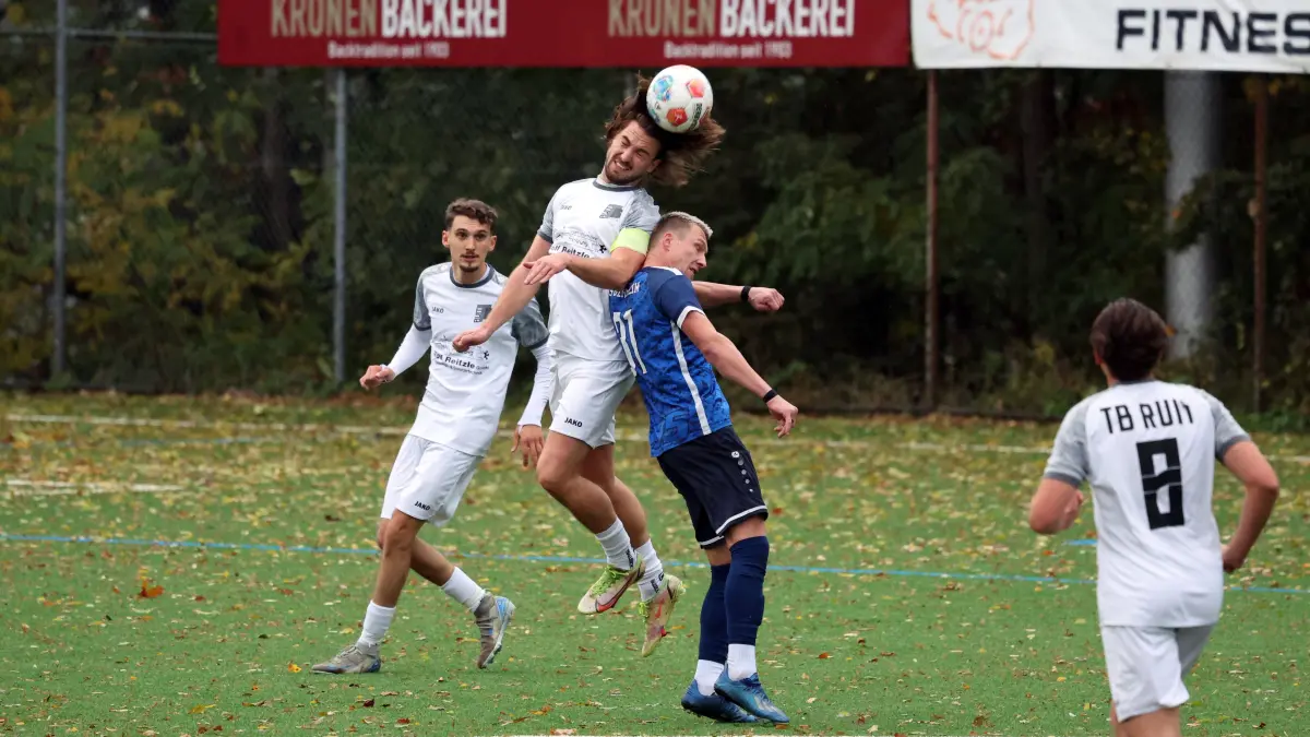 Fussball TSV Berkheim - TB Ruit
v.l. Nr.19 Andreas Böhm (Ruit), Nr.31 Oliver Wamsler (Berkheim)
25.10.2026 Foto: Pressefoto Rudel/Robin Rudel