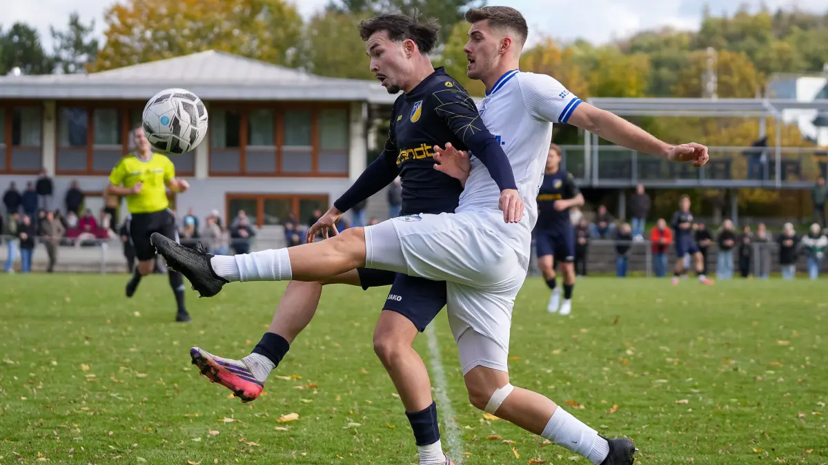 Egemen Sarikaya (TSV Ehningen,#10) im Duell mit Henry Alexander Strahl (FSV 08 Bietigheim-Bissingen,#13) ,
TSV Ehningen vs. FSV 08 Bietigheim-Bissingen, Fussball, Verbandsliga, 11.Spieltag, 2026/2027, 24.10.2026,
Foto: Eibner-Pressefoto/Daniele La Rocca