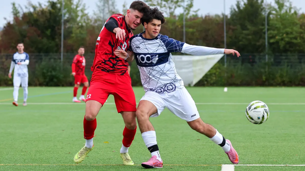 Fussball TSV Münchingen vs. Drita Kosova Kornwestheim: BAU // 25.10.2026, Deutschland, Münchingen, Fußball Bezirksliga Enz/Murr,
TSV Münchingen vs. Drita Kosova Kornwestheim, v.l. Adrian Hoti (Drita), Julian Guha (Münchingen)