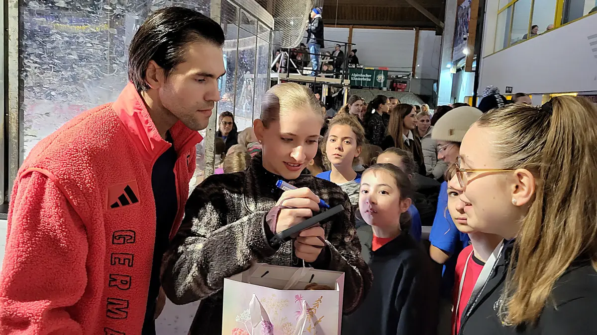 Das „Traumpaar des deutschen Eiskunstlaufs“, Nikita Volodin und Minerva Hase, erfüllte nach der Gala in Esslingen viele Autogramm- und Fotowünsche.