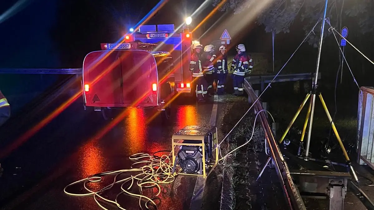 In Dietingen kam ein Autofahrer von der Straße ab und landete im Schwarzenbach. Feuerwehr und Polizei fanden ihn erst nach einer Suche im angrenzenden Wald.