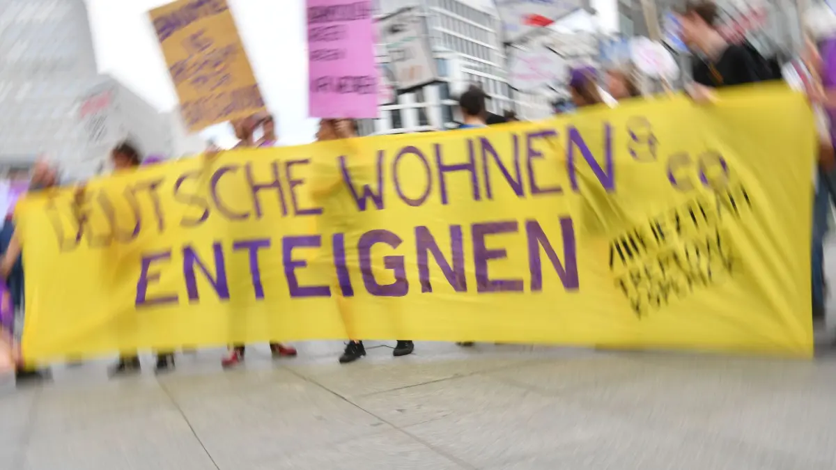 Vergesellschaftung von Wohnraum: "Deutsche Wohnen & Co. enteignen" steht auf einem Plakat während einer Demonstration gegen hohe Mieten. (zu dpa: «Dobrindt plant hohe Hürden für Vergesellschaftungen»)