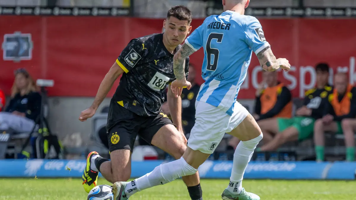 Kampf um den Ball / Zweikampf zwischen Mario Suver Borussia Dortmund II U23, 5 und Tim Rieder TSV 1860 Muenchen, 6. GER, TSV 1860 Muenchen gegen BV Borussia Dortmund II U23, Fussball, 3. Bundesliga, 36. Spieltag, Saison 2023/2024, 04.05.2024. DFL DFB REGULATIONS PROHIBIT ANY USE OF PHOTOGRAPHS as IMAGE SEQUENCES and or QUASI-VIDEO. GER, TSV 1860 Muenchen gegen BV Borussia Dortmund II U23, Fussball, 3. Bundesliga, 36. Spieltag, Saison 2023/2024, 04.05.2024. Muenchen *** Fight for the ball duel between Mario Suver Borussia Dortmund II U23, 5 and Tim Rieder TSV 1860 Muenchen, 6 GER, TSV 1860 Muenchen vs BV Borussia Dortmund II U23, Football, 3 Bundesliga, Matchday 36, Season 2023 2024, 04 05 2024 DFL DFB REGULATIONS PROHIBIT ANY USE OF PHOTOGRAPHS as IMAGE SEQUENCES and or QUASI VIDEO GER, TSV 1860 Muenchen vs BV Borussia Dortmund II U23, Football, 3 Bundesliga, Matchday 36, Season 2023 2024, 04 05 2024 Muenchen Copyright: xEibner-Pressefoto/HeikexFeinerx EP_HFR