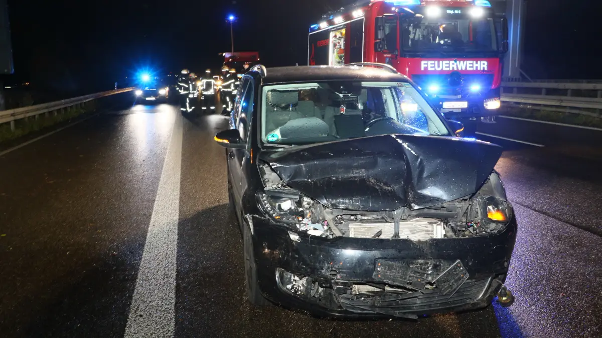 Bei dem Auffahrunfall waren drei Fahrzeuge beteiligt. Vier Personen wurden leicht verletzt.