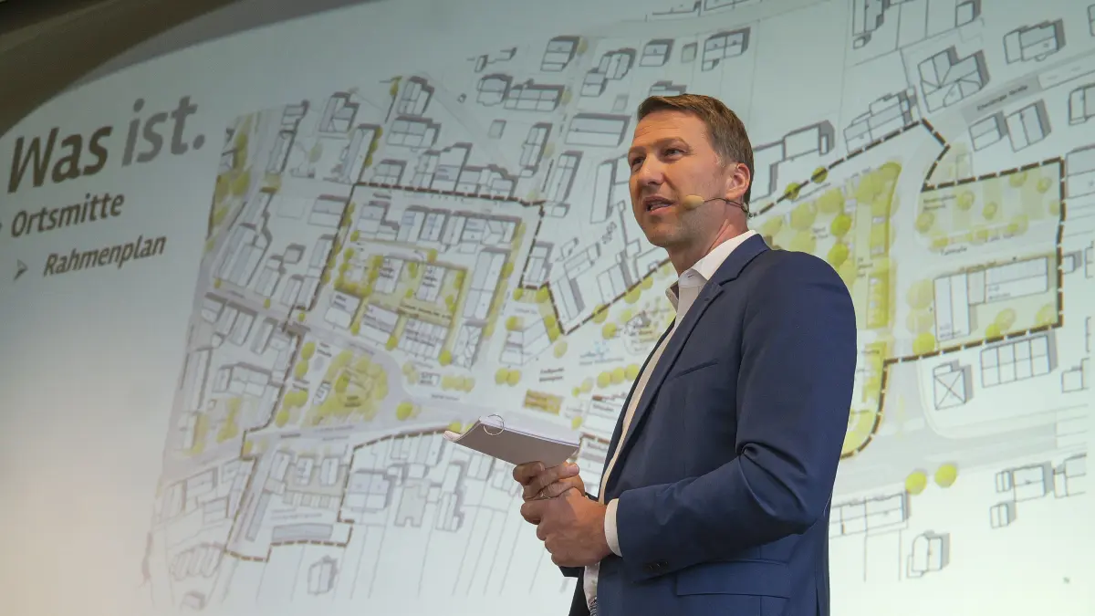 Millow: Weissach - Der Weissacher Bürgermeister Jens Millow lädt angesichts seiner Halbzeit zu einem Q&A in der Strudelbachhalle. es war circa 100 Leute in der Halle