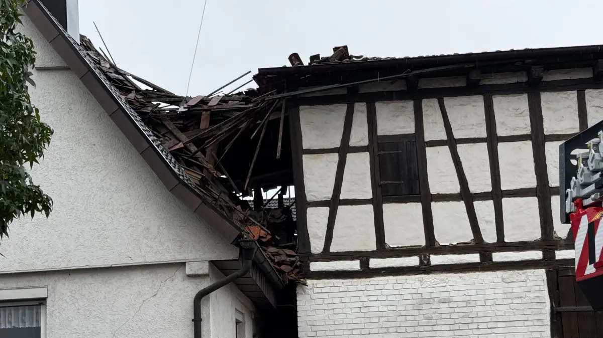Dach einer Scheune stürzt ein und beschädigt Wohnhaus – Feuerwehr Einsatz