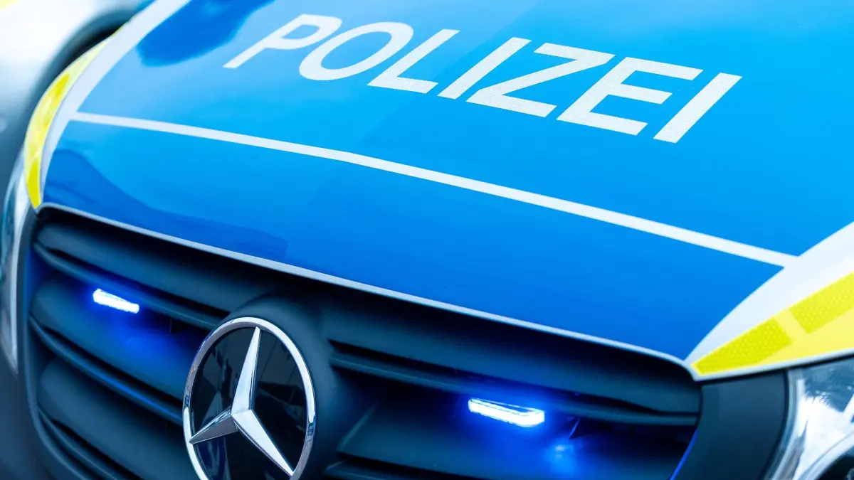 Polizei: ARCHIV - 20.09.2026, Saarland, Kirkel: Die Motorhaube eines Streifenwagens der saarländischen Polizei ist mit eingeschalteten Frontblitzern zu sehen. (zu dpa: «Mutter mit 3,15 Promille und Kind im Auto unterwegs») Foto: Laszlo Pinter/dpa +++ dpa-Bildfunk +++