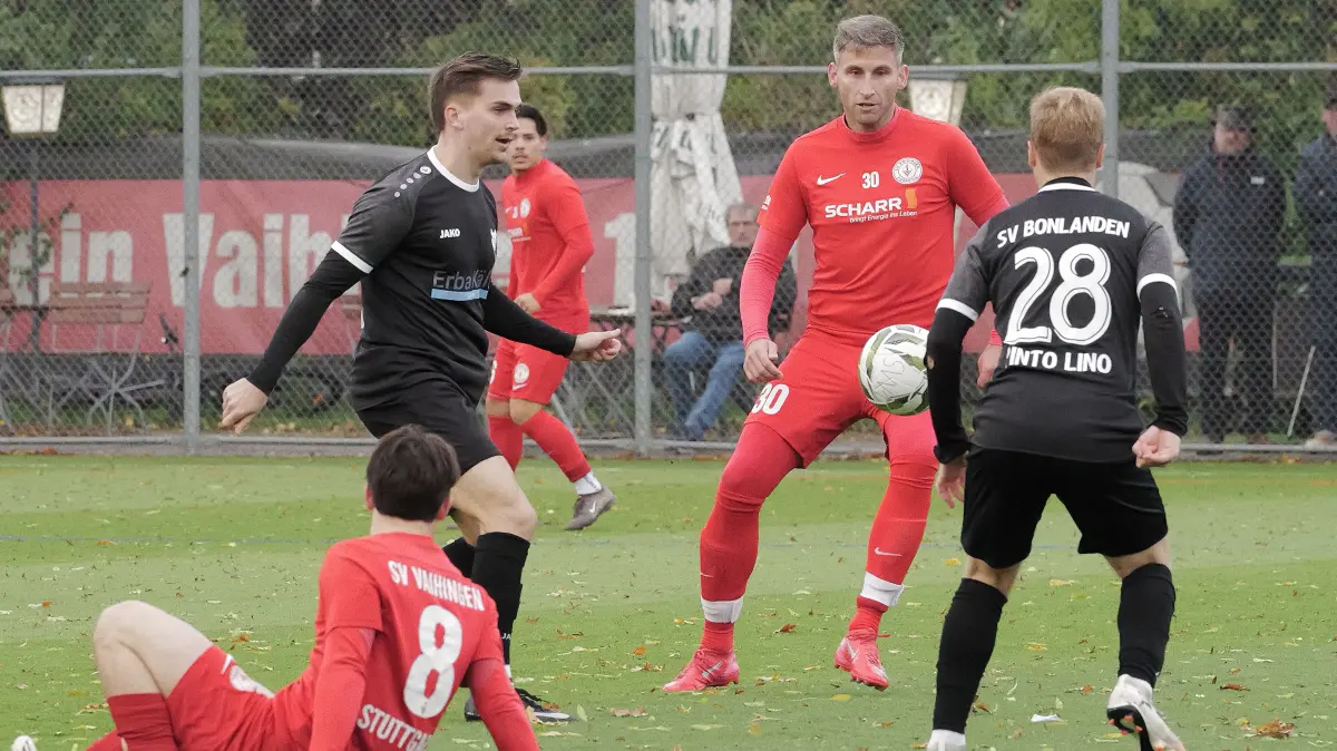 Fussball, Fußball, Bezirksliga, SV Vaihingen - SV Bonlanden: Fussball, Fußball, Bezirksliga, SV Vaihingen - SV Bonlanden
Nr.8 (V): Leandro-Noel Rolzhauser - rot
Nr.30 (V): Maximilian Eisentraut - rot
Nr.28 (B): Ricardo Pinto Lino - schwarz
Nr.23 (B): Yannic Wieland - schwarz
Fotograf: Günter E. Bergmann - Photography
Aufnahmedatum: 25.10.2026