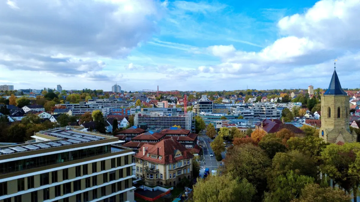 Rund um Neu- und Altbau des Landratsamts am Alten Postplatz in Waiblingen gibt es nach wie vor Einschränkungen für Fußgänger und Autofahrer.
