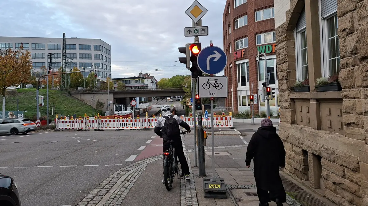 Ergänzendes Schild vor der Bahnunterführung: Ab sofort ist den Radelnden die Geradeausfahrt auch offiziell erlaubt.