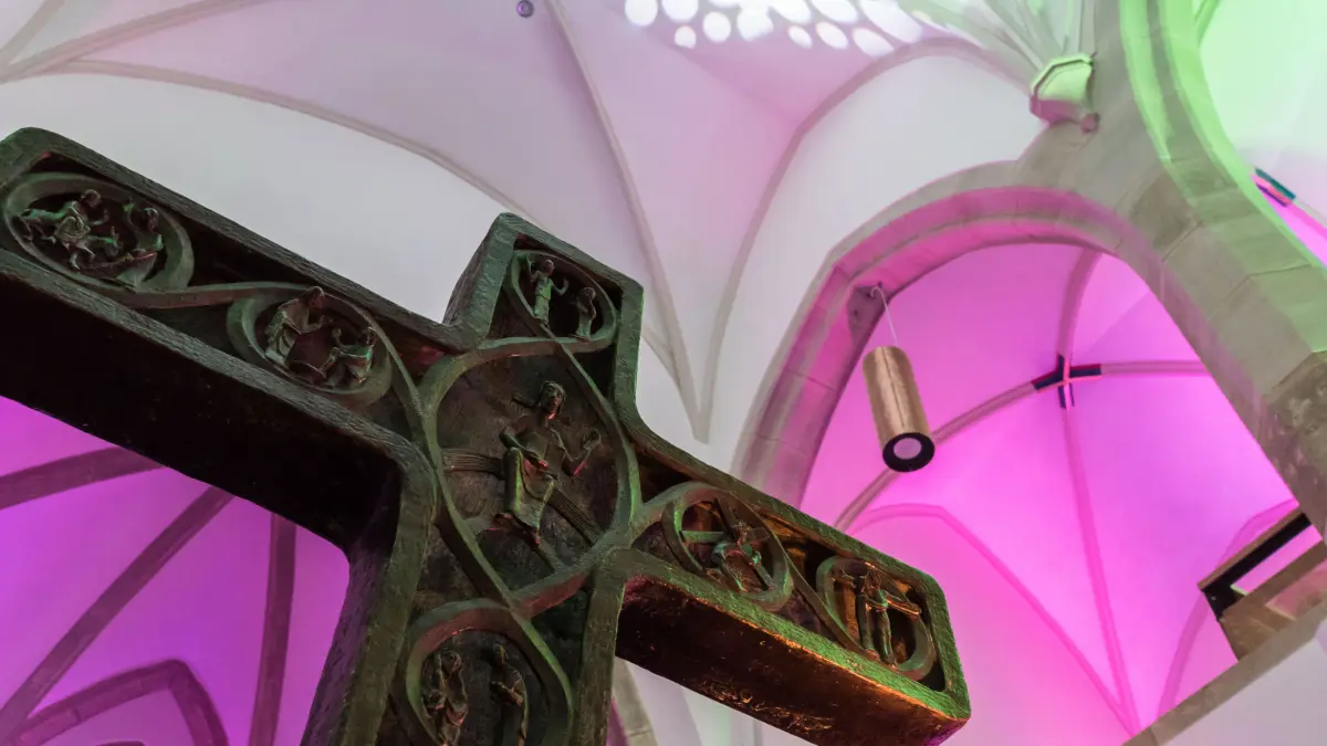Die evangelische Gemeinde Stuttgart-Vaihingen lädt zur Begegnungskirche: drei Wochen ist die Kirche Turnhalle, Kulturort, Kunstgalerie, Tanzfläche und vieles mehr. Foto vom Innenraum/Altar der evangelischen Stadtkirche Stuttgart-Vaihingen.