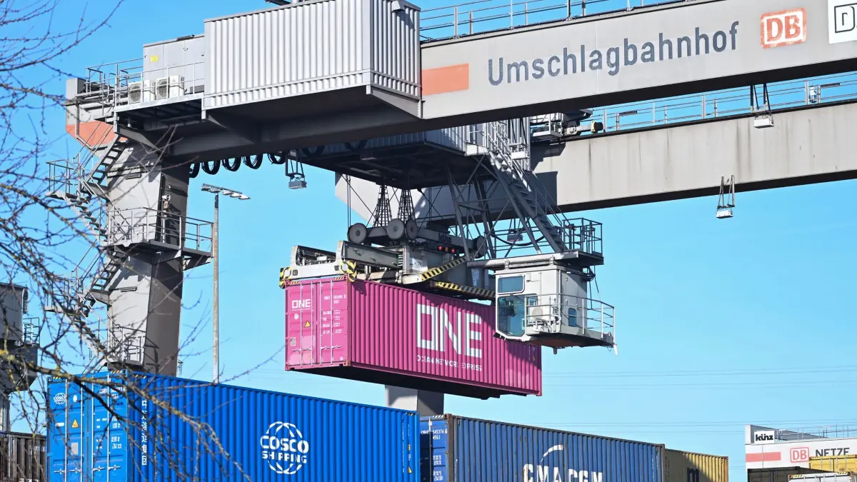 Umschlagbahnhof Logistik und Export: Am Neckarhafen bei Stuttgart werden Container mit Waren verladen. (zu dpa: «Ifo-Index steigt trotz teurer Energie sechstes Mal in Folge»)