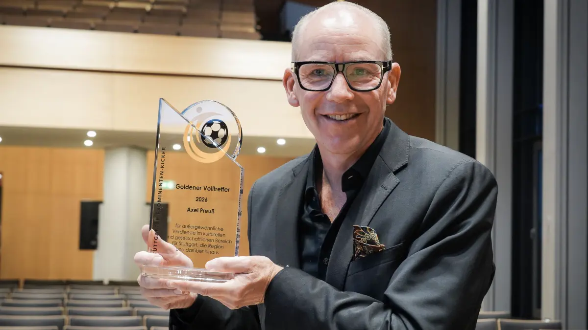 Der Intendant der Schauspielbühnen, Axel Preuß, erhält von den Stuttgarter Prominentenkickern den Goldenen Volltreffer 2027. Anwesend sind Erster Bürgermeister Fabian Mayer, Dr. H. Jelitto (Präsident der Stuttgarter Prominentenkicker e. V.) und einig: Der Intendant der Schauspielbühnen, Axel Preuß, erhält von den Stuttgarter Prominentenkickern den Goldenen Volltreffer 2027. Anwesend sind Erster Bürgermeister Fabian Mayer, Dr. H. Jelitto (Präsident der Stuttgarter Prominentenkicker e. V.) und einige frühere Preisträger im Rathaus