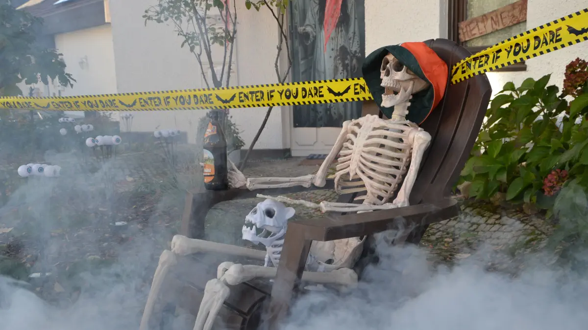 Ein Prosit auf Halloween: Dieser Knochenmann (samt Knochenschoßhund) begrüßt Passanten vor Camerons Haus in Grafenau. Mit der Nebelmaschine wird's extragruselig.