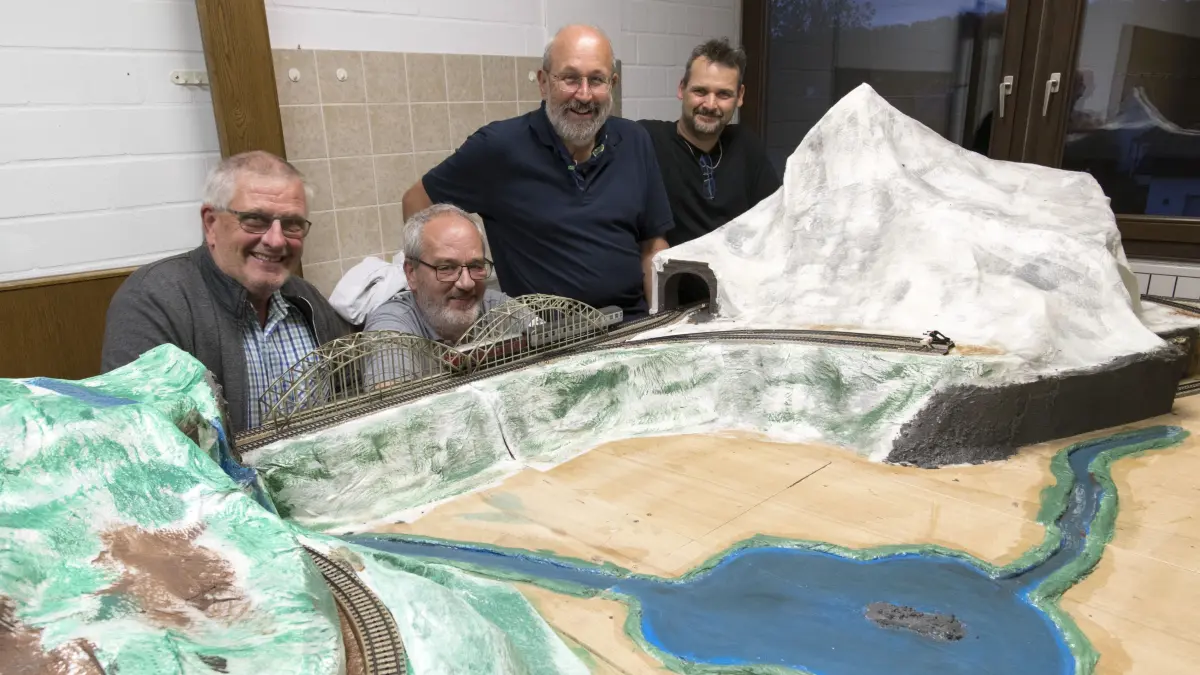 Der vom Chiemsee inspirierte See lässt sich herausnehmen, wie Jürgen Kling demonstriert
