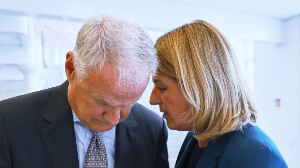 Beginn der Tarifverhandlungen in der Metall- und Elektroindustrie: Barbara Resch (r), Verhandlungsführerin der IG Metall Baden-Württemberg, und Peter Sebastian Krause, Verhandlungsführer Südwestmetall, reden nach dem Auftakt der Tarifverhandlungen in der Metall- und Elektroindustrie am Rande einer Pressekonferenz. (zu dpa: «Metall und Elektro: Tarifgespräche gehen in die zweite Runde»)