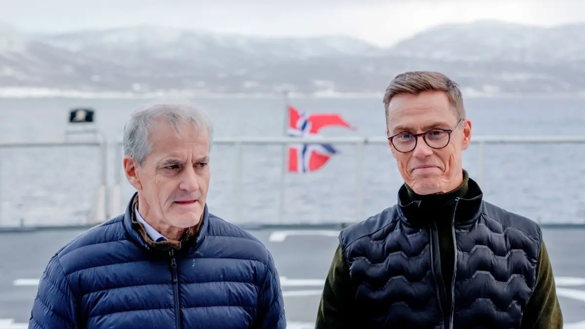 Jonas Gahr Støre (l) und Alexander Stubb: Jonas Gahr Store (l), Ministerpräsident von Norwegen, und der Alexander Stubb, Präsident von Finnland, stehen an Bord des norwegischen Schiffes KV Bjørnøya, während der Militärübung «Nordic Response». (zu dpa: «Putin spricht erstmals mit Stubb und Støre über Ukraine»)