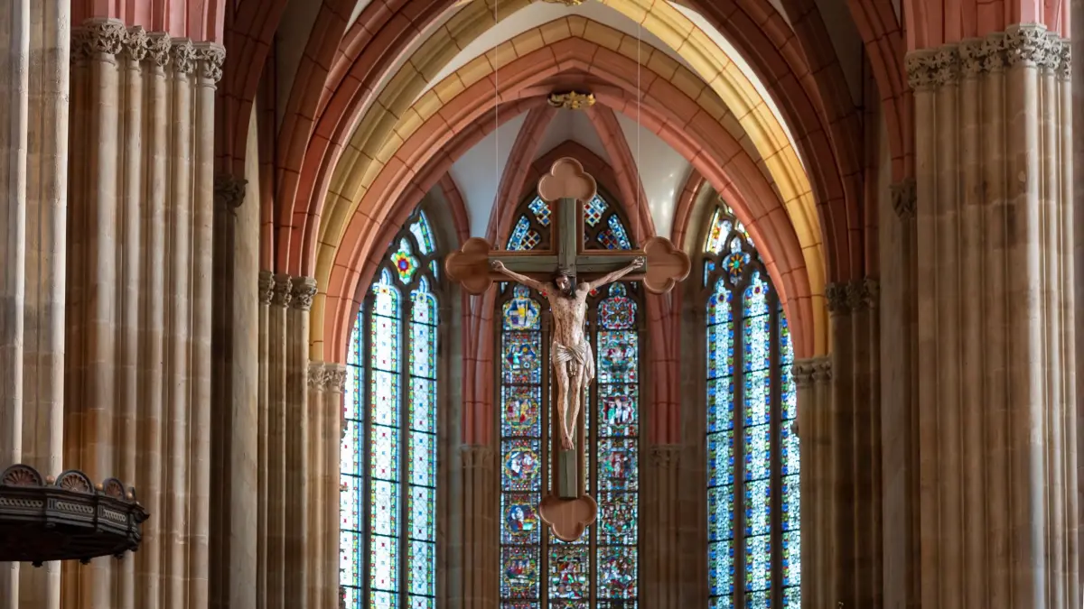 Reformationstag in Sachsen: Ein Kruzifix hängt im Altaraum im Langhaus des Meißner Domes. (zu dpa: «Friedensgebet, Jazz und Kreuzchor zum Reformationstag»)