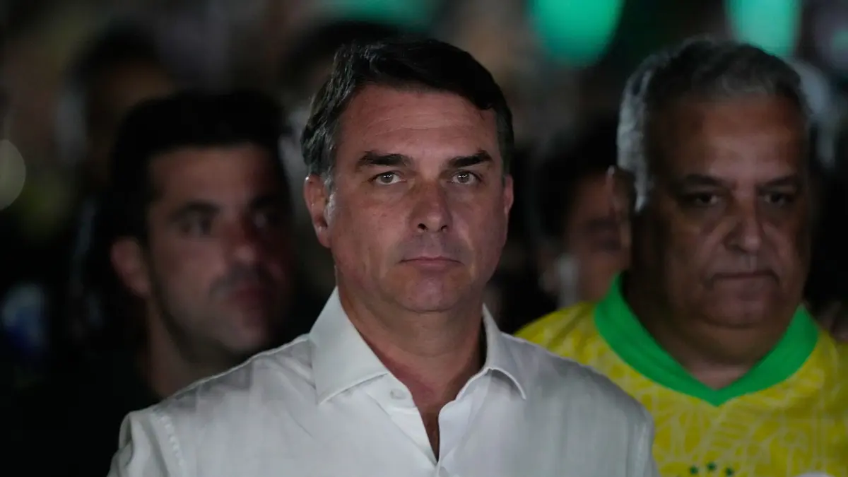 Stichwahl um das Präsidentenamt in Brasilien: Der Präsidentschaftskandidat der Opposition, Senator Flavio Bolsonaro, trifft nach der Stichwahl um das Präsidentenamt zu seiner Wahlnachtveranstaltung ein. (zu dpa: «Bolsonaros Partei erkennt Lulas Sieg an – Trump zweifelt»)
