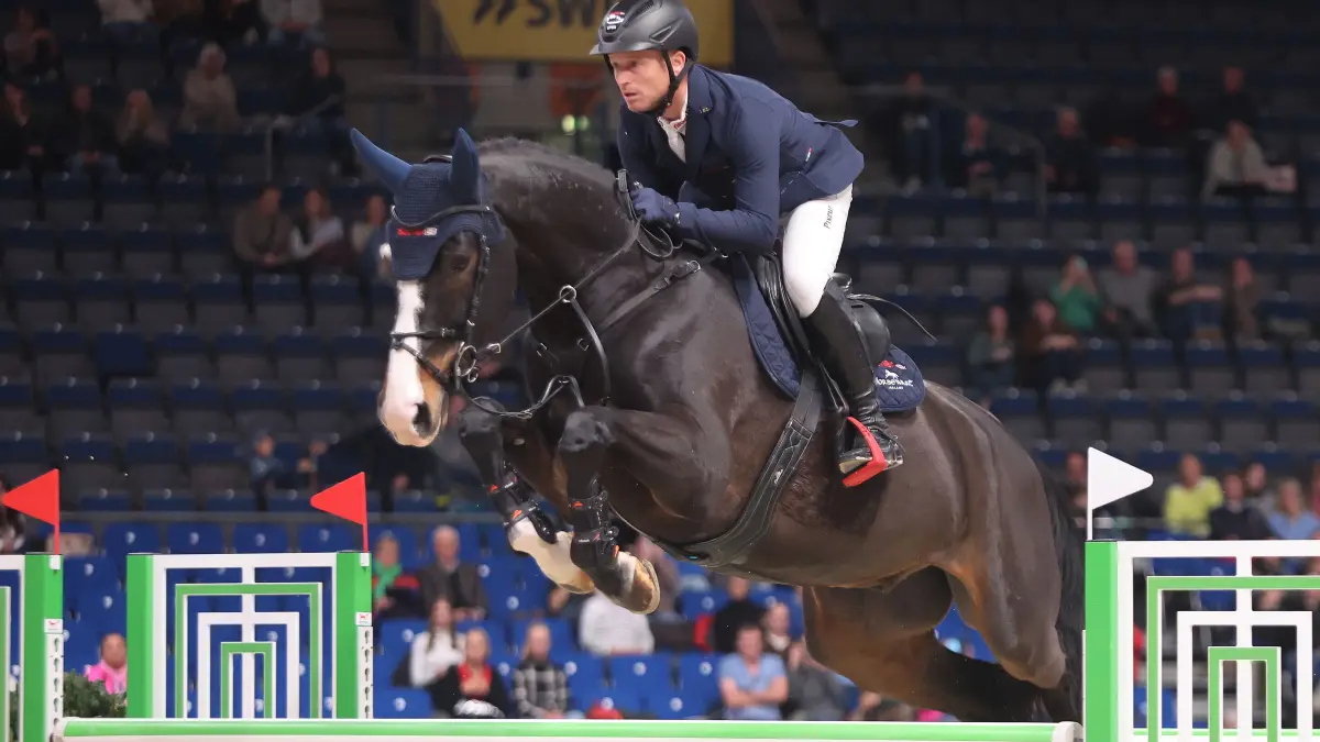 BAU // Stuttgart , Reitturnier Stuttgart German Masters , Preis der Bardusch GmbH & Co.KG Textil-Mietdienste 2-Phasenspringen
Int. Springprüfung , Michael Jung ( GER ) auf Fischerheros Z