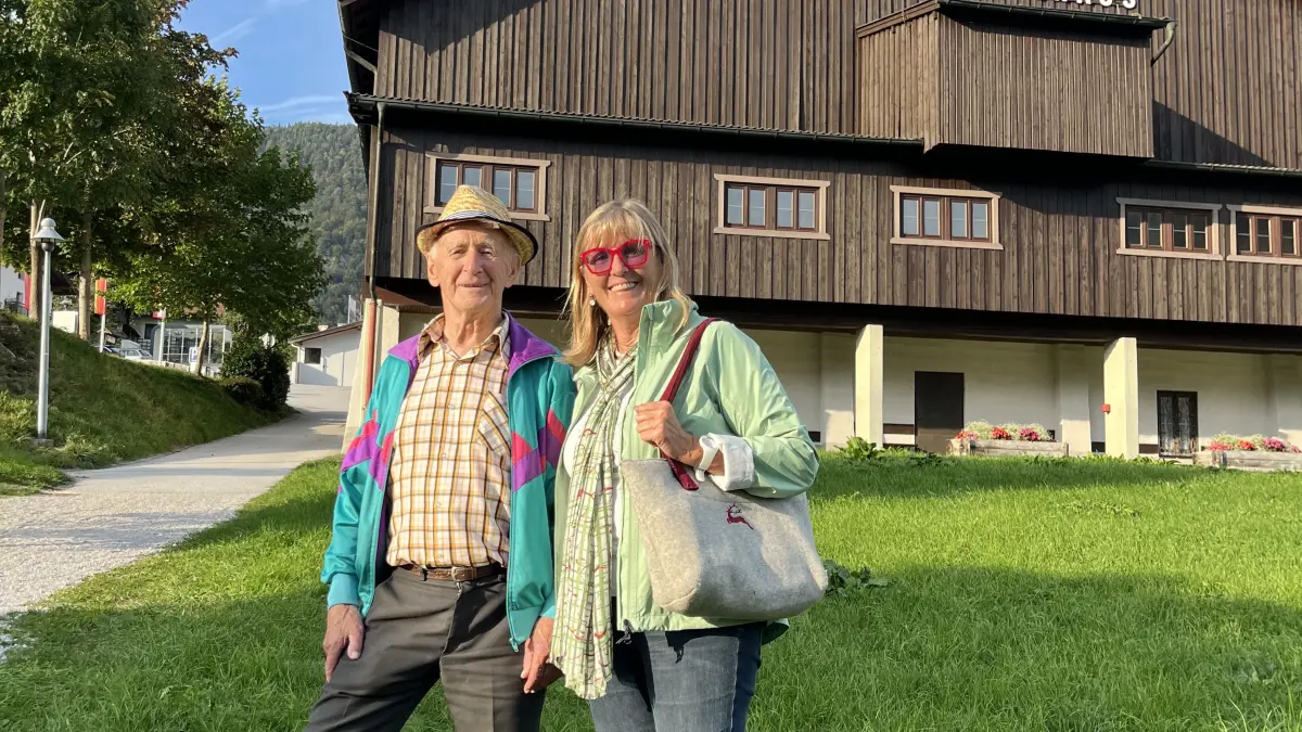 Michael Gruber und Gaby Schuler vor Passionsspielhaus