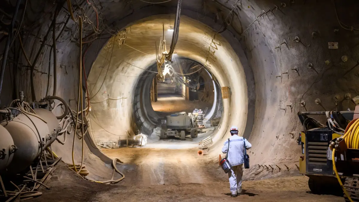 Atomendlager Schacht Konrad: Ein Bergmann geht unter Tage im Schacht Konrad. Das ehemalige Eisenerzbergwerk ist das erste nach Atomrecht genehmigte Endlager für schwach- und mittelradioaktive Abfälle in Deutschland. (zu dpa: «Ostbayern kommt weiter für Atommüllendlager infrage»)