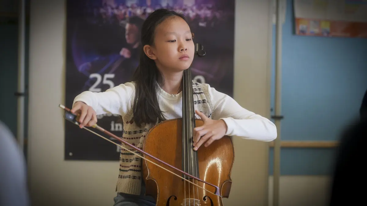 Cello Akademie: Rutesheim - Cello Akademie 2026 . Im Bild: Cellist Jens Peter Maintz unterrichtet die 11 jährige Youyi Zhu aus China