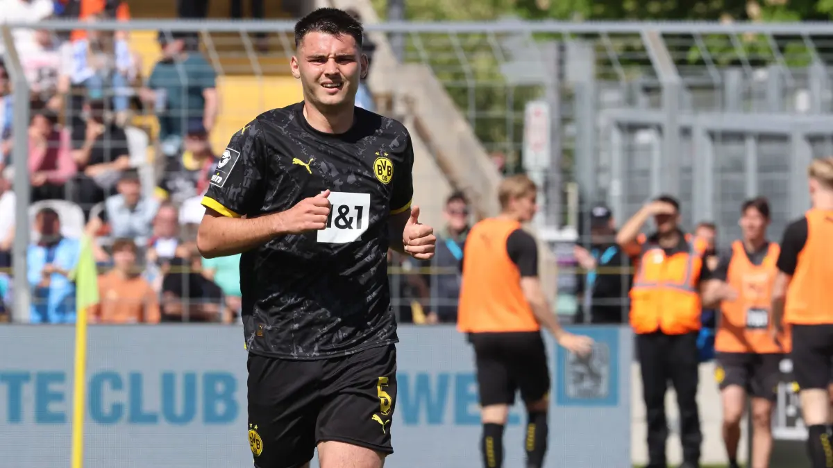 5 Mario Suver BVB II Portraet, Portrait, Fussball / 3. Liga / TSV 1860 Muenchen - Borussia Dortmund II / Gruenwalderstadion / 04.05.2024 / FOTO: Mladen Lackovic / LakoPress *** 5 Mario Suver BVB II Portraet, Portrait, Football 3 Liga TSV 1860 Muenchen Borussia Dortmund II Gruenwalderstadion 04 05 2024 PHOTO Mladen Lackovic LakoPress