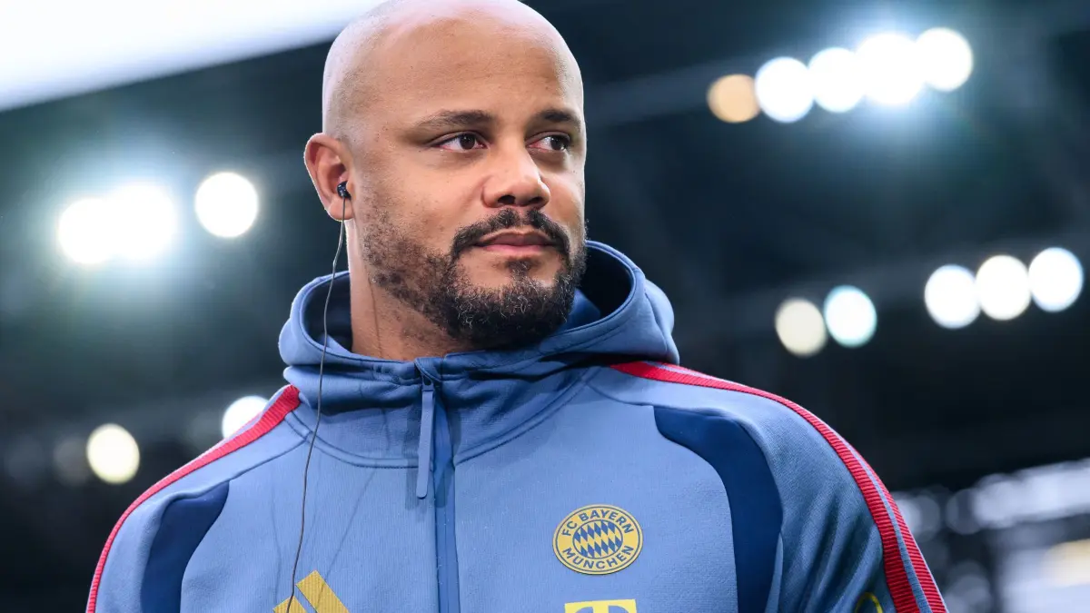 Vincent Kompany: Fußball, Männer: Bundesliga, FC Augsburg - Bayern München, 5. Spieltag, WWK-Arena. Trainer Vincent Kompany (Bayern München) steht vor dem Spiel im Stadion. (zu dpa: «Spitzentrainer im Fußball: Wie viel Belastung ist zu viel?»)