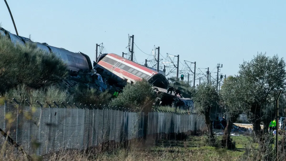 Zusammenstoß zweier Züge in Spanien: Blick auf einen der beiden Züge, der an einem Zusammenstoß beteiligt war. Am Morgen stießen zwei Züge am Bahnhof der Stadt Urda zusammen. Feuerwehrleute aus den Feuerwachen von Alcázar de San Juan und Orgaz, Zivilschutzteams aus mehreren benachbarten Ortschaften, drei Rettungshubschrauber und zwei mobile Intensivstationen sind derzeit vor Ort im Einsatz. (zu dpa: «Mindestens 30 Tote bei Zugunglück in Spanien»)