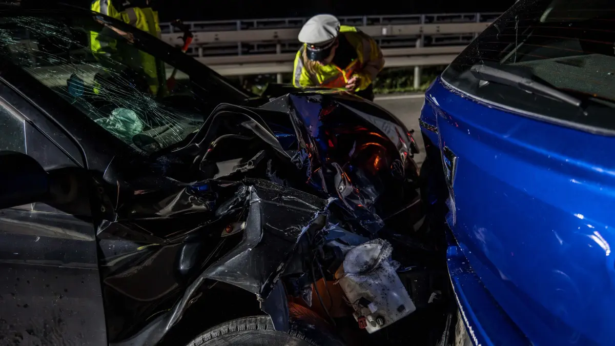 Am Mittwochabend kam es auf der B464 bei Sindelfingen zu einem Verkehrsunfall mit zwei beteiligten Pkw. Dabei wurde eine Person schwer verletzt.<br />
<br />
Wie die Polizei mitteilt, ereignete sich der Unfall kurz nach der Auffahrt Sindelfingen-West in Fahrtrichtung Boeblingen. Auf dem rechten Fahrstreifen kam es zu einem Auffahrunfall, an dem ein Dacia und ein dahinter fahrender Kleinwagen beteiligt waren.<br />
<br />
Mutmasslich hatte sich auf der Strecke ein Stau gebildet. Der Fahrer des Dacia konnte sein Fahrzeug noch rechtzeitig abbremsen. Der nachfolgende Kleinwagen prallte jedoch ins Heck des Dacia.<br />
<br />
Bei dem Zusammenstoss wurde eine Person schwer verletzt und musste medizinisch versorgt werden.<br />
<br />
Waehrend der Unfallaufnahme blieb der rechte Fahrstreifen fuer den Verkehr gesperrt. Beide Fahrzeuge waren nicht mehr fahrbereit und mussten abgeschleppt werden.
