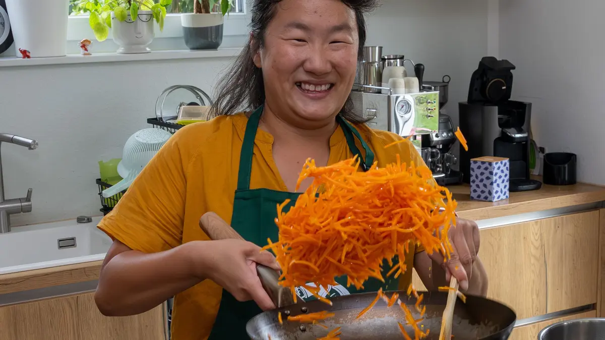 Metterzimmern
Hyonmi Schalow bietet koreanische Kochkurse bei ihren Kunden zuhause an. Mit der Wokpfanne kann sie perfekt umgehen.