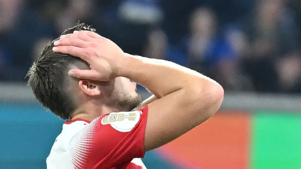 SC Paderborn 07 - VfB Stuttgart: 28.10.2026, Nordrhein-Westfalen, Paderborn: Fußball, Männer: DFB-Pokal, SC Paderborn 07 - VfB Stuttgart, 2. Runde, Home Deluxe Arena. Ermedin Demirovic (VfB Stuttgart) reagiert nach einer vergebenen Torchance. Foto: Swen Pförtner/dpa +++ dpa-Bildfunk +++