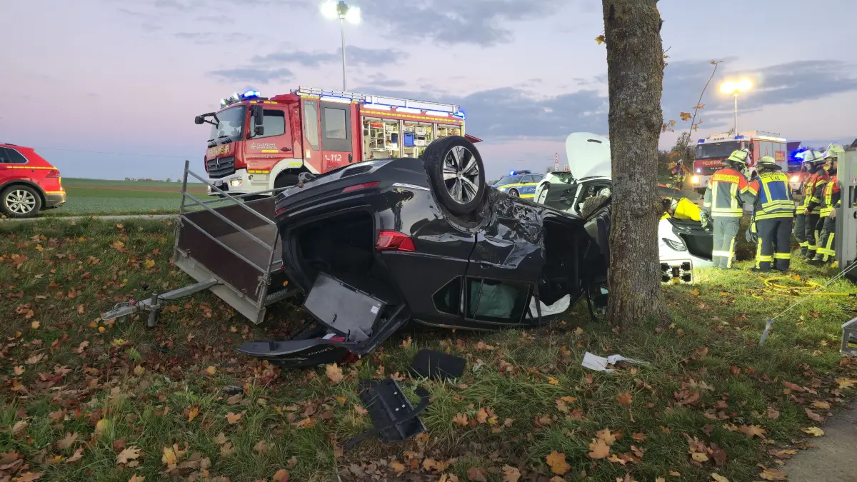 Am fruehen Mittwochabend gegen 17:30 Uhr kam es auf der B 296 am Ortsausgang von Herrenberg – Oberjesingen zu einem schweren Verkehrsunfall zwischen einem Mercedes und einem SEAT. Nach bisherigen Angaben der Polizei war der SEAT genauso wie der Mercedes von Oberjesingen kommend in Richtung Deckenpfronn auf der B 296 unterwegs. Kurz nach dem Ortsausgang Oberjesingen wollte der SEAT nach links in einen Feldweg abbiegen. Der Mercedes setzte zum ueberholen an und bemerkte die Situation zu spaet, und es kam zum Zusammenstoss zwischen den zwei Fahrzeugen. Durch den Zusammenstoss ueberschlug sich der SEAT und blieb im Graben an einem Baum auf dem Dach liegen. Auch der Mercedes drehte sich und kam im Graben. Zum stehen die Feuerwehr Herrenberg die mit sieben Fahrzeugen und 28 Mann im Einsatz war, mussten den Fahrer des Mercedes aus seinem Fahrzeug befreien. Der Rettungsdienst, der vorsorglich mit zwei Notaerzte und zwei Rettungswagen im Einsatz war, verbrachte die verletzten Personen in Krankenhaeusern. Die Polizei hatte zur Unfallaufnahme drei Streifen und sechs Beamte eingesetzt. Beide Fahrzeuge waren nach dem Unfall nicht mehr fahrbereit und mussten abgeschleppt werden. Der Sachschaden wird durch die Polizei im mittleren fuenfstelligen Bereich beziffert