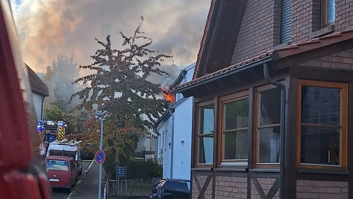 Am Mittwochmittag kam es in einem Mehrfamilienhaus in Boeblingen zu einem Wohnungsbrand. Wie die Feuerwehr mitteilt, drang beim Eintreffen der Einsatzkraefte dichter Rauch aus einer Wohnung im ersten Obergeschoss.<br />
<br />
Die Feuerwehr konnte den Brand, der in einem Zimmer der Wohnung ausgebrochen war, zuegig loeschen und eine weitere Ausbreitung der Flammen verhindern. Eine Person erlitt Verletzungen und musste zur weiteren Behandlung in ein Krankenhaus gebracht werden.<br />
<br />
Die betroffene Wohnung ist aufgrund der Brandschaeden voruebergehend nicht mehr bewohnbar. Die uebrigen Wohnungen des Mehrfamilienhauses koennen nach Abschluss der Loescharbeiten weiterhin genutzt werden.<br />
<br />
Waehrend des Feuerwehreinsatzes musste die Strasse im Bereich der Einsatzstelle fuer den Verkehr gesperrt werden.<br />
<br />
Die Ursache des Brandes ist bislang nicht bekannt.