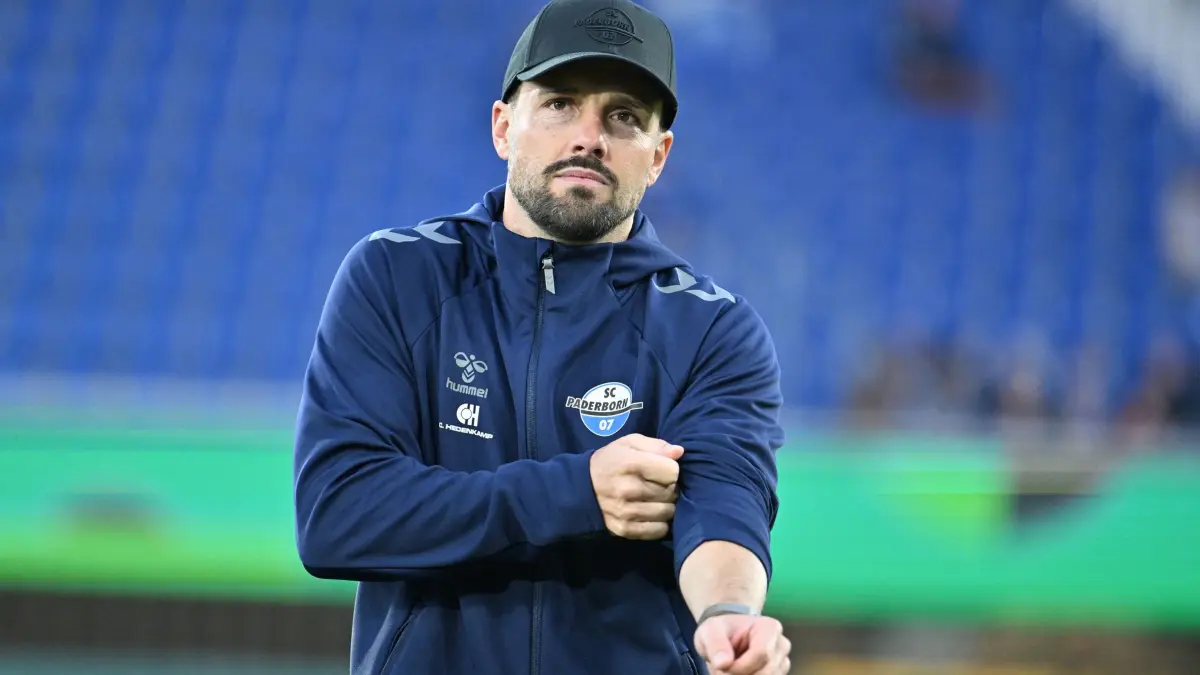SC Paderborn 07 - VfB Stuttgart: 28.10.2026, Nordrhein-Westfalen, Paderborn: Fußball, Männer: DFB-Pokal, SC Paderborn 07 - VfB Stuttgart, 2. Runde, Home Deluxe Arena. Trainer Ralf Kettemann (SC Paderborn 07) steht vor dem Spiel im Stadion. Foto: Swen Pförtner/dpa +++ dpa-Bildfunk +++