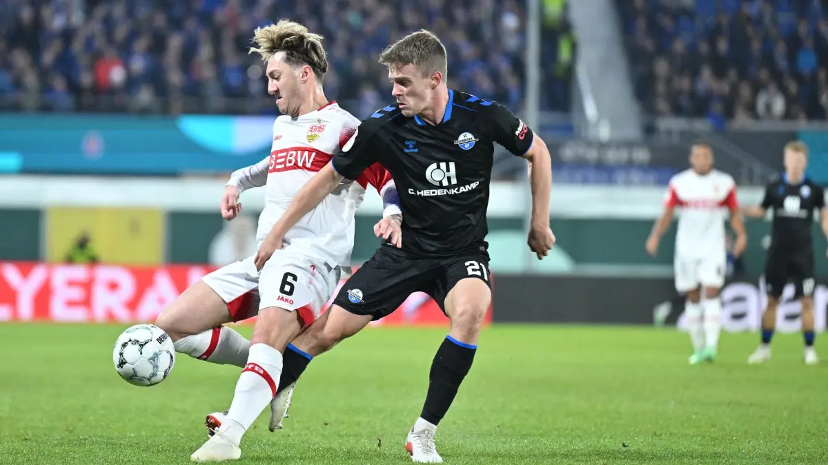 SC Paderborn 07 - VfB Stuttgart: 28.10.2026, Nordrhein-Westfalen, Paderborn: Fußball, Männer: DFB-Pokal, SC Paderborn 07 - VfB Stuttgart, 2. Runde, Home Deluxe Arena. Angelo Stiller (l, VfB Stuttgart) kämpft mit Jano ter Horst (SC Paderborn 07) um den Ball. Foto: Swen Pförtner/dpa +++ dpa-Bildfunk +++