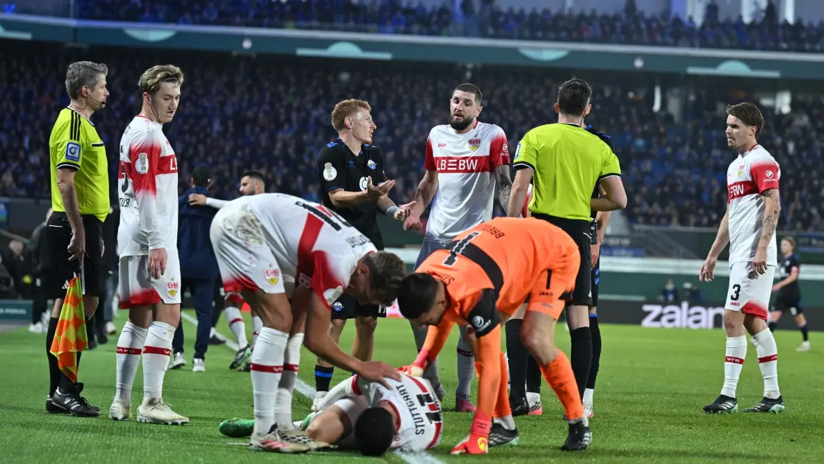 SC Paderborn 07 - VfB Stuttgart: 28.10.2026, Nordrhein-Westfalen, Paderborn: Fußball, Männer: DFB-Pokal, SC Paderborn 07 - VfB Stuttgart, 2. Runde, Home Deluxe Arena. Bilal El Khannouss (M, VfB Stuttgart) liegt nach einem Foul verletzt am Boden. Foto: Swen Pförtner/dpa +++ dpa-Bildfunk +++