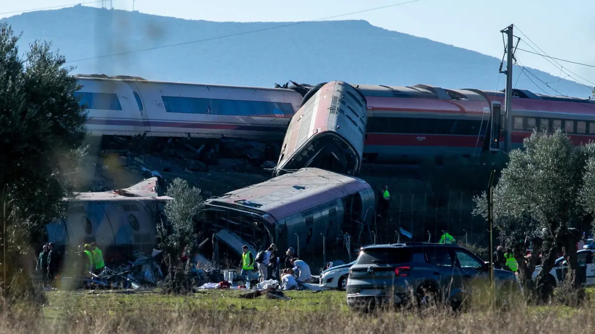 Zusammenstoß zweier Züge in Spanien: Rettungskräfte sind am Unfallort im Einsatz. Zwei Züge stießen am Bahnhof der Stadt Urda in der Provinz Toledo zusammen. Feuerwehrleute aus den Feuerwachen von Alcázar de San Juan und Orgaz, Zivilschutzteams aus mehreren benachbarten Ortschaften, drei Rettungshubschrauber und zwei mobile Intensivstationen sind vor Ort im Einsatz. (zu dpa: «Mindestens zehn Tote bei Zugunglück in Spanien»)